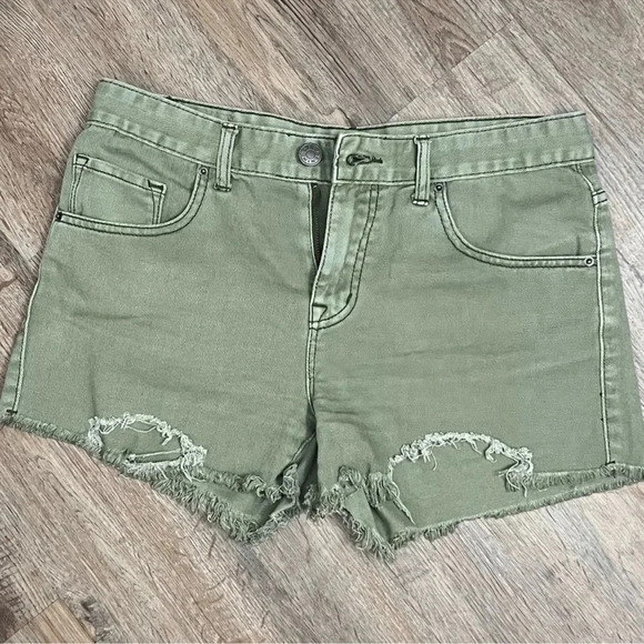 BDG distressed shorts and Tank Top Outfit - Picture 3 of 16